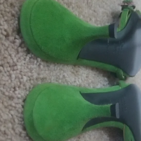 Prada Green Sandals with Metallic Chain Embellishment - Picture 14 of 16